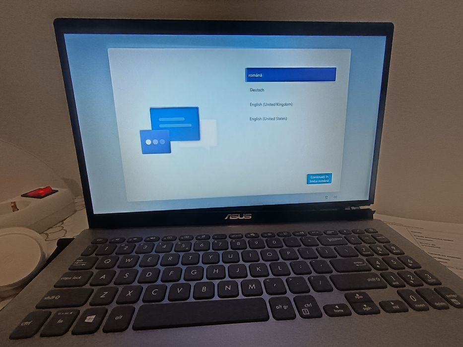 Laptop ASUS VivoBook, funcțional, balamaua ruptă,