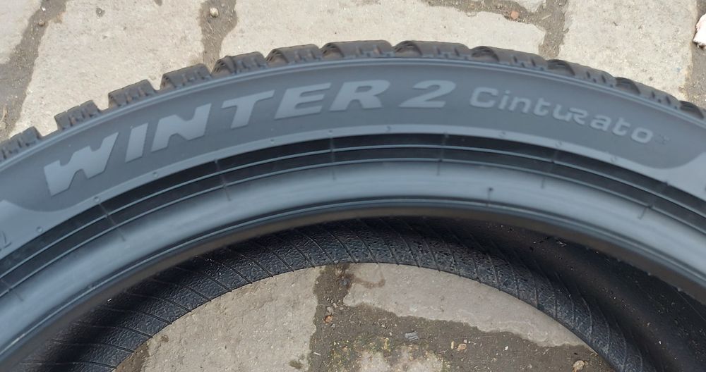O bucată 215/40 R18 M+S iarnă - una Pirelli