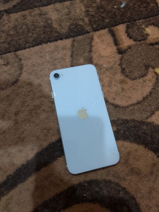 Продам Iphone SE 2020