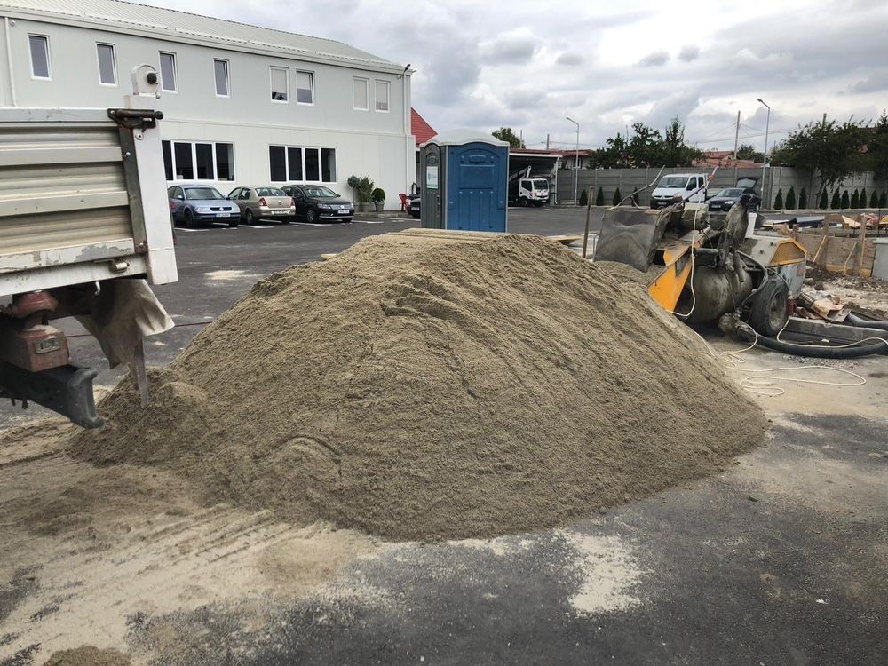 Vând pământ de flori cu transport inclus.