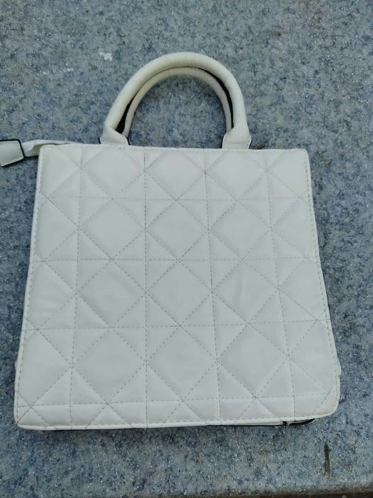 Poseta Dama eleganta Guess