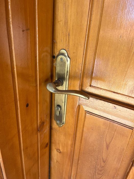 Ușa dublă din lemn de brad