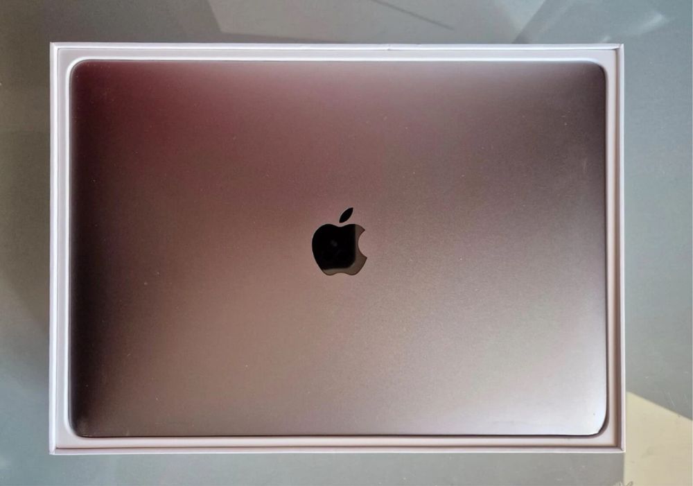 MacBook Pro  13,3 Retina Display