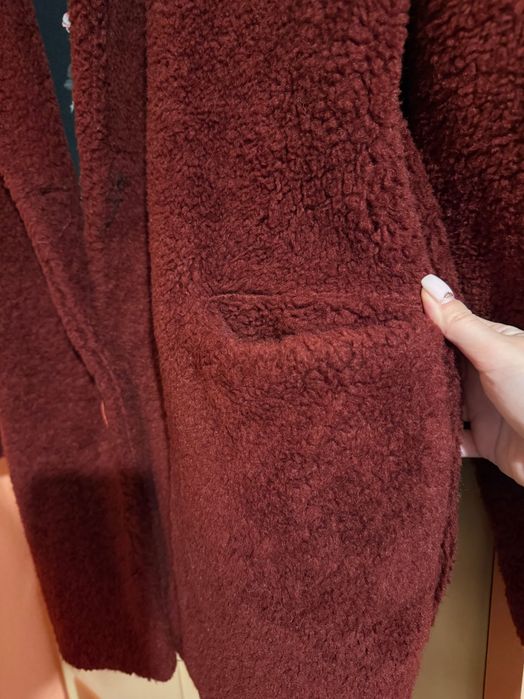 Тъмночервено пухено палто