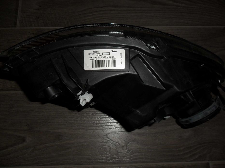 Продавам десен фар за рено канго 2003-2008г.