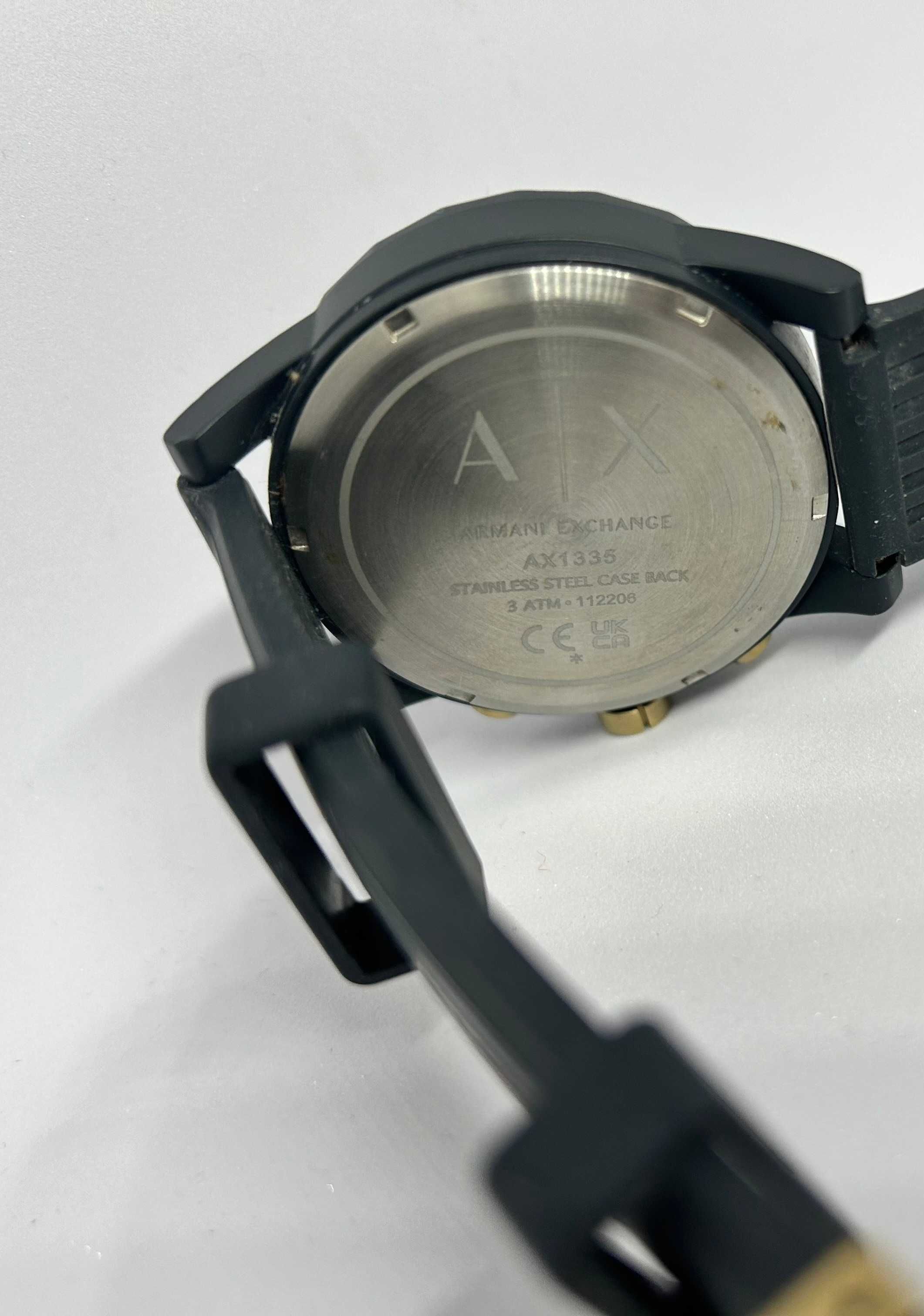 Ceas cronograf Armani Exchange cu o curea de silicon