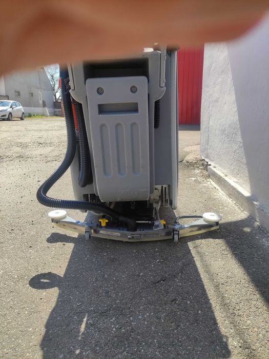 Închiriere utilaje –Mașini de spălat pardoseală disponibile