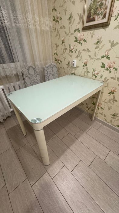 Стол кухонный и 4 стула