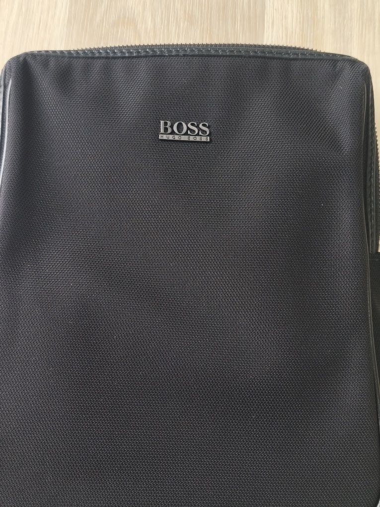 Чанта мъжка Boss за през рамо.
