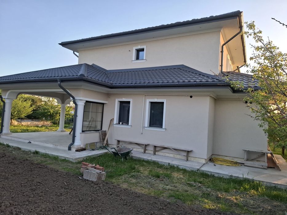 Vând vilă P+1E și anexă