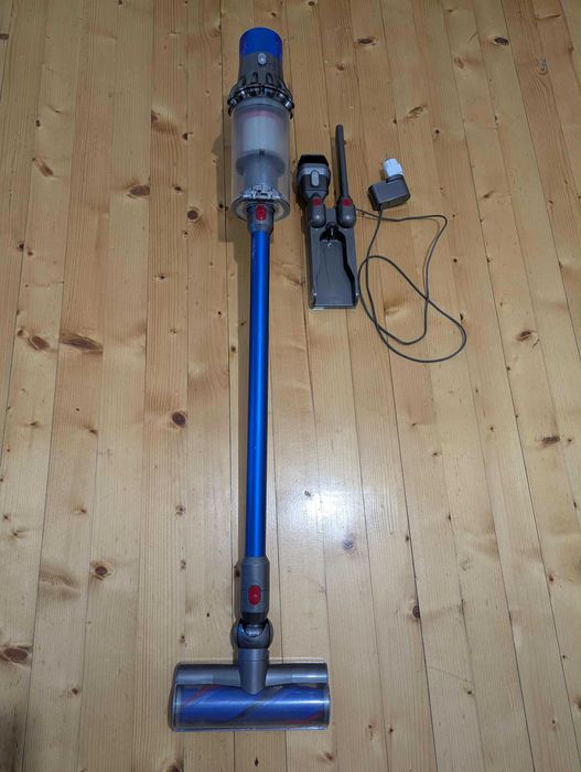 Много добра Dyson V10 безжична прахосмукачка пълен комплект