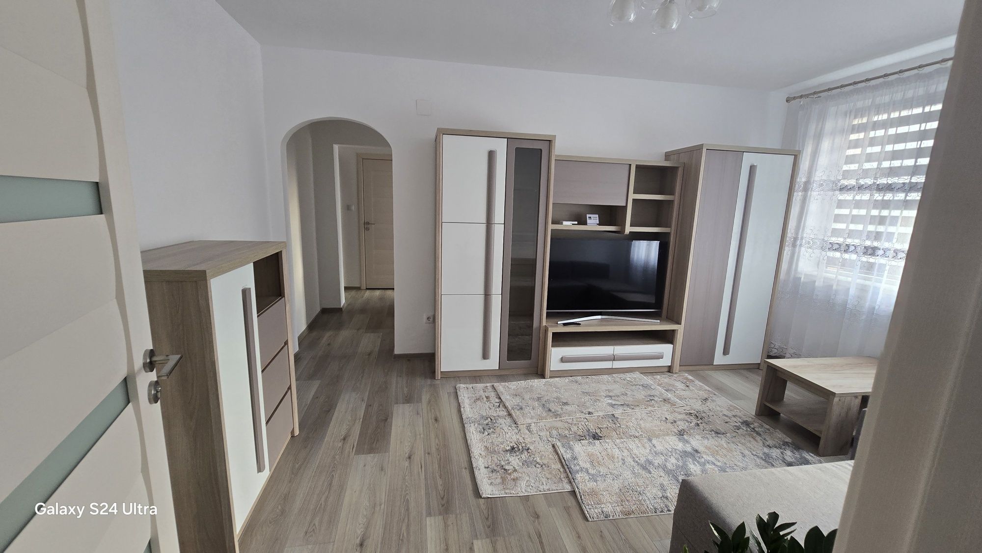 Închiriez apartament cu 3 camere  , coplect mobilat si utilat.