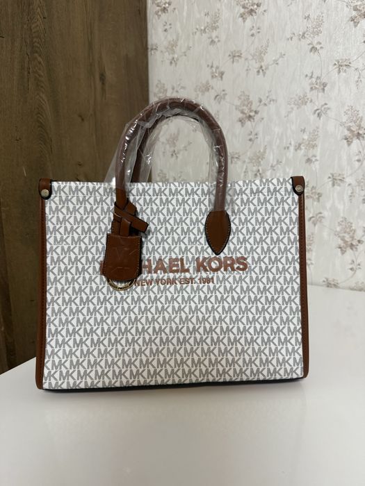 Michael Kors Tote Bag marimea medium - foarte incapatoare.