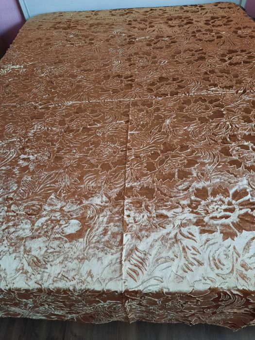 Продаю комплект штор,покрывало и наволочки.