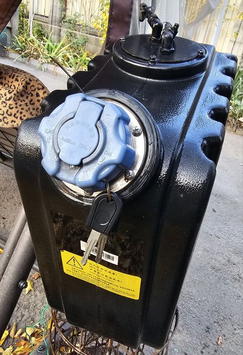 Бак мочевины с ключами