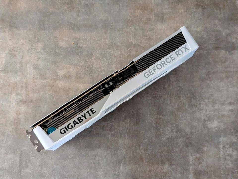 Placă grafică Gigabyte GeForce RTX™ 5070 Ti EAGLE OC ICE SFF 16GB