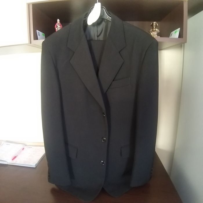 Vând costum bărbătesc