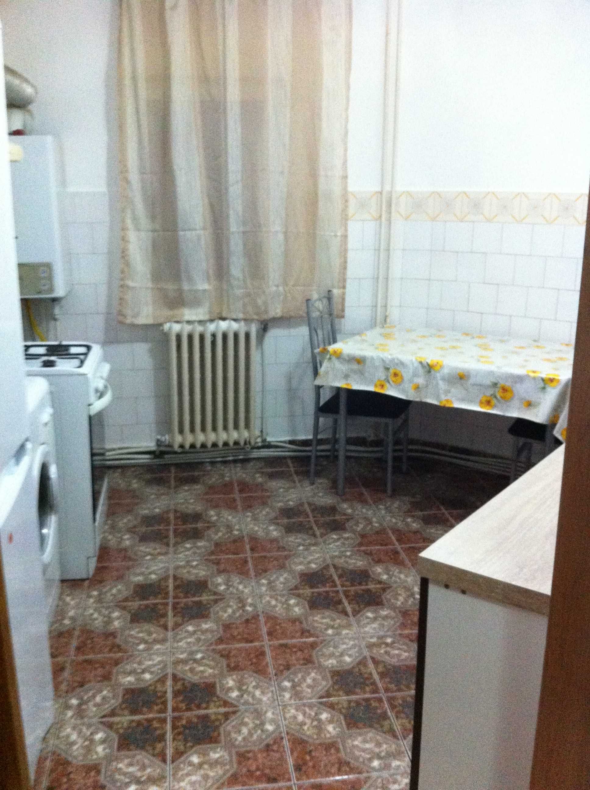 Vand apartament cu 3 camere, 68 mp, str. Savenilor