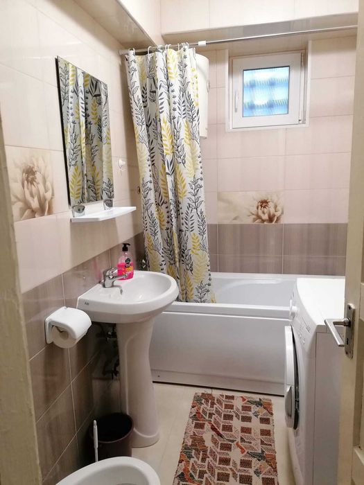 Apartament cu 3 camere de închiriat