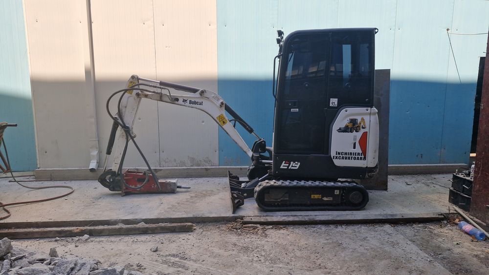 Miniexcavator de inchiriat