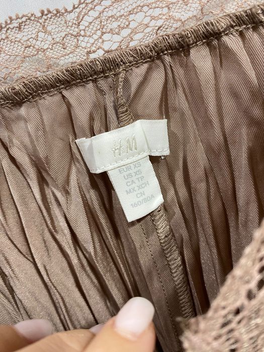 Рокля тип комбинезон H&M от намачкан сатен в пепел от рози