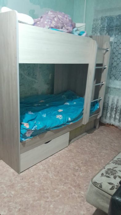 Шкафы и двухяростная кровать с матрасами