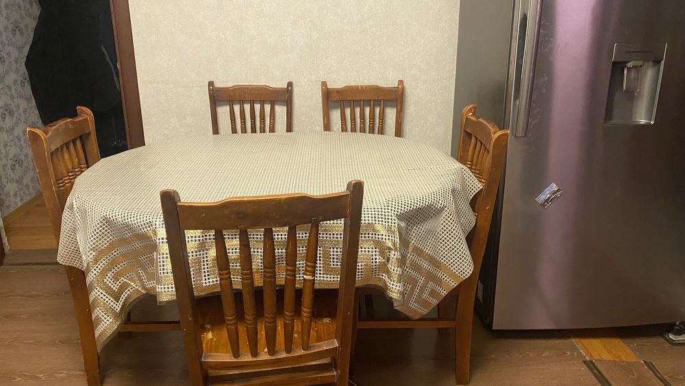 Стол коричневыи для кухни и зала