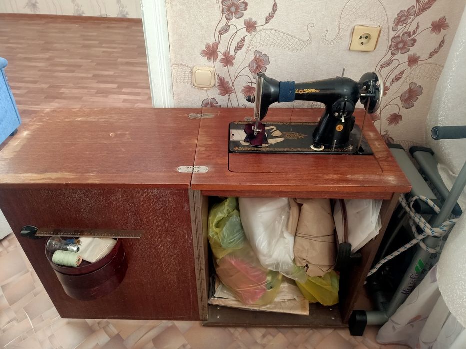 Продам швейные машинки!механическая тумба и электрическая Чайка!