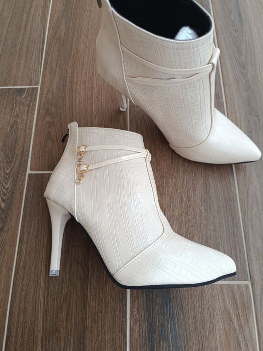 Бежови елегантни, официални боти, размер 38