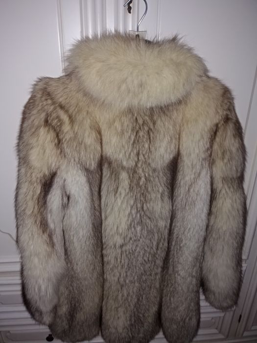 Haină blană de vulpe argintie.