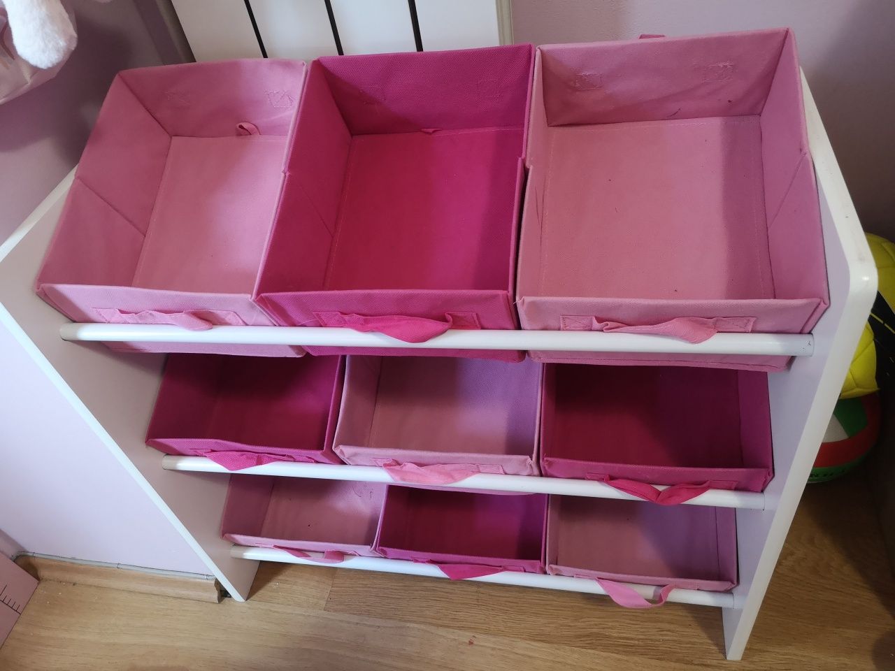 Етажерка за играчки