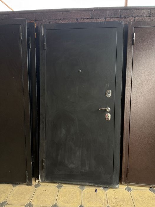 Железная дверь в отличном состоянии