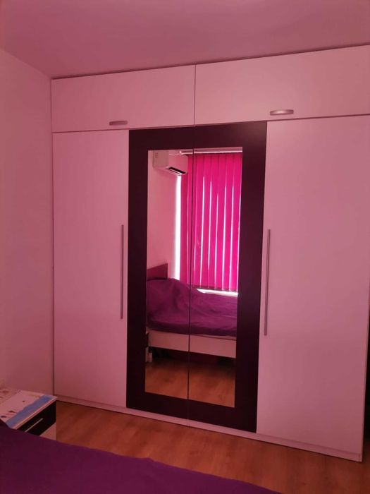 Голям четирикрилен гардероб с огледало на вратите