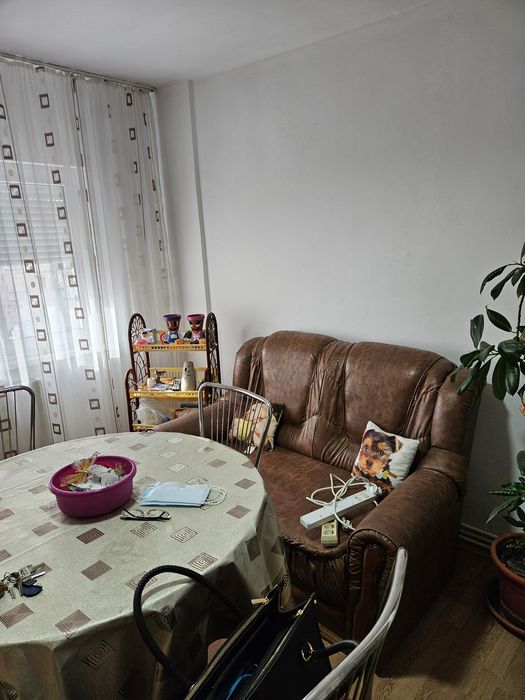 Vindem ap.4camere transformat în 3,micro 5, etaj3 ,73 m2 .