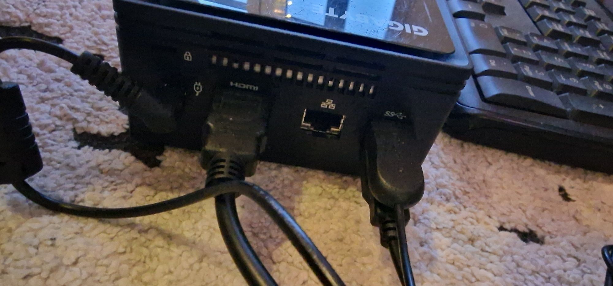 Gigabite NUC cu windows licenta instalat