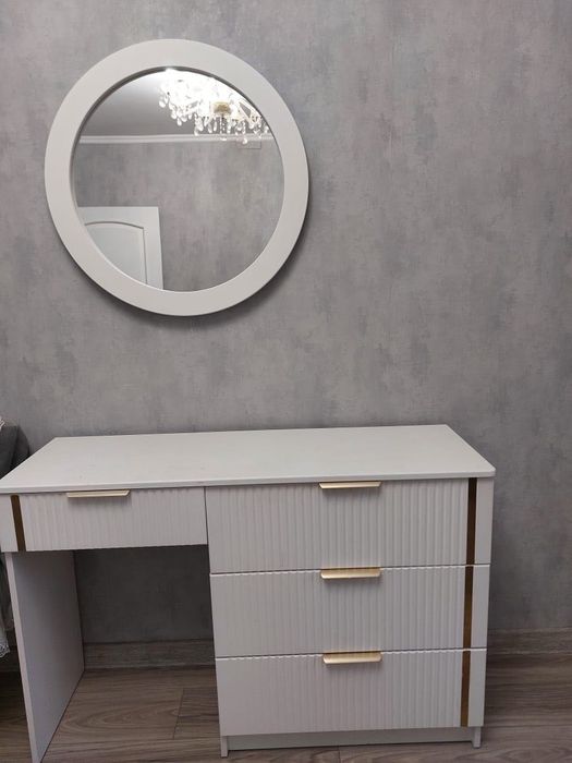 Продается туалетный столик с зеркалом