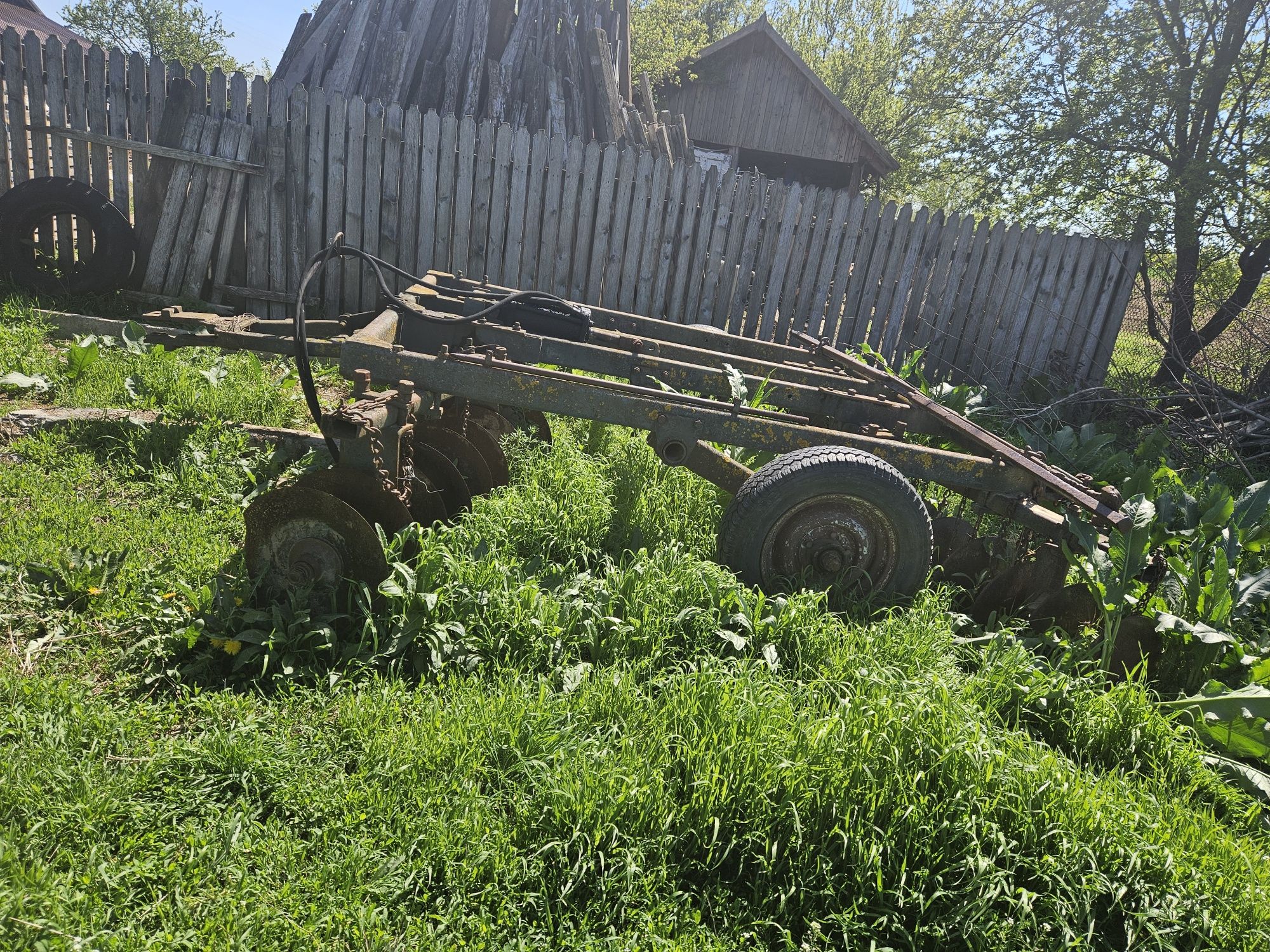 Vând tractor cu plug