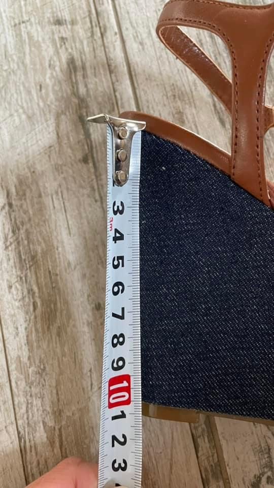 Маркови сандали Guess