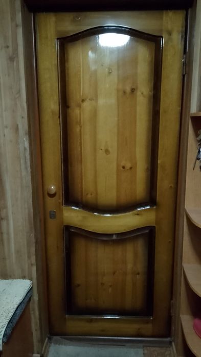 Деревянная дверь