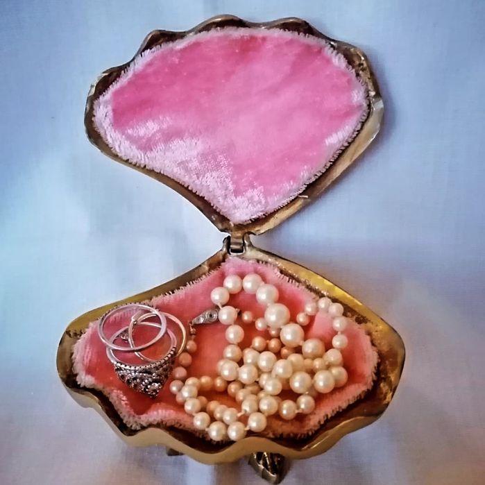 Месингов свещник и бижутера