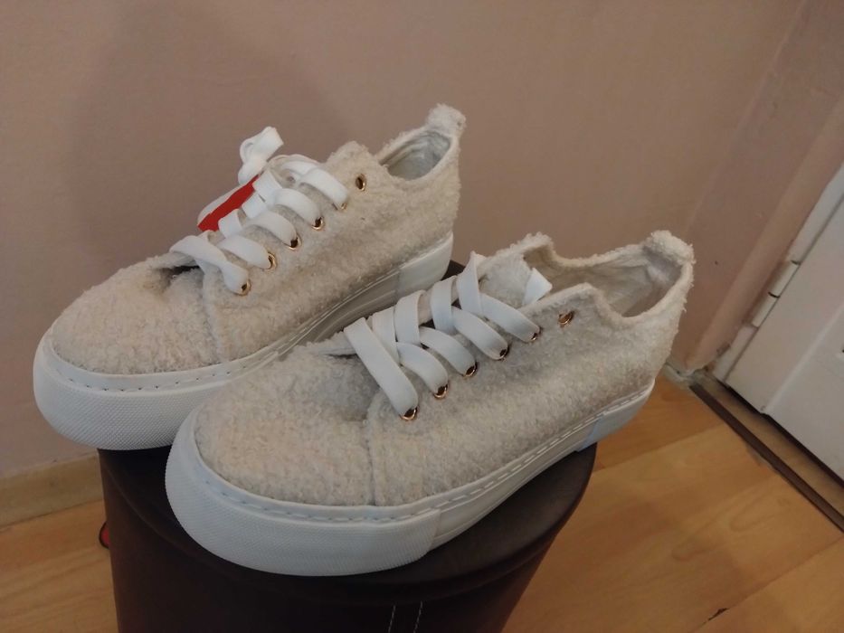 Топ Пухкави кецове бели