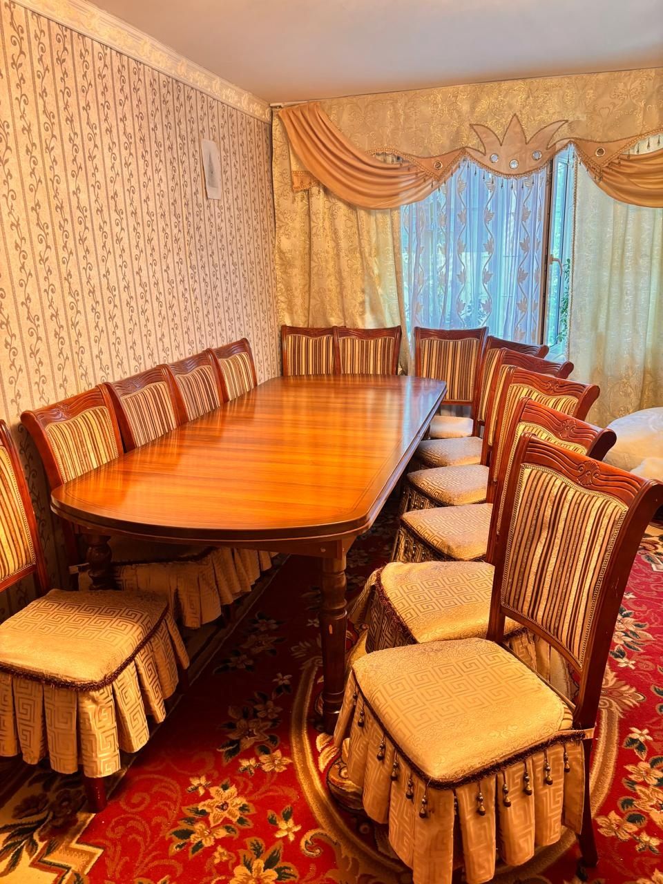 Стол со стульями