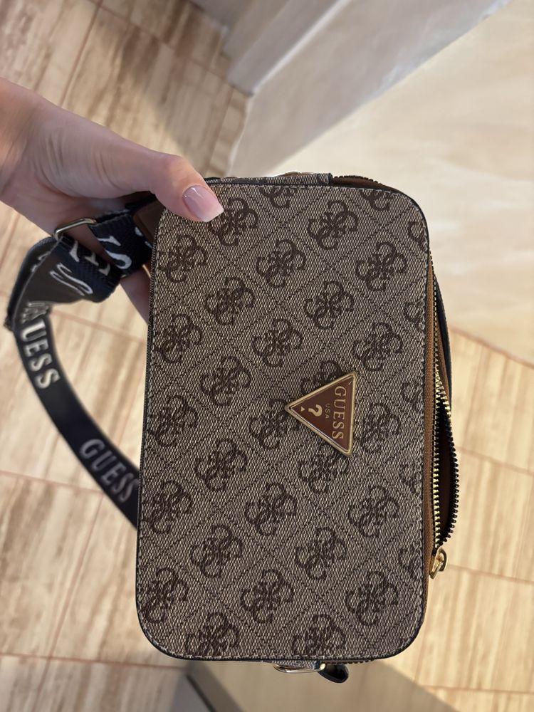 Чанта на марката Guess