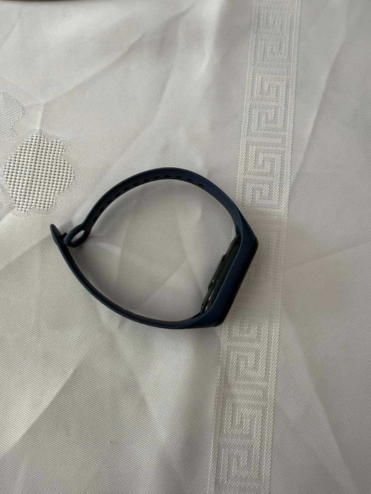 Продавам гривна Xiaomi Mi Band 4 + 10 каишки и зарядно