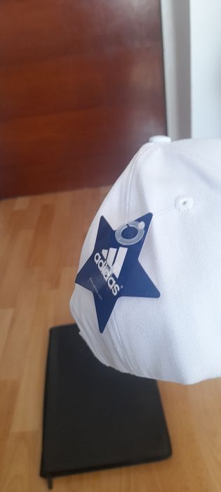 Vând șapcă adidas originală nouă