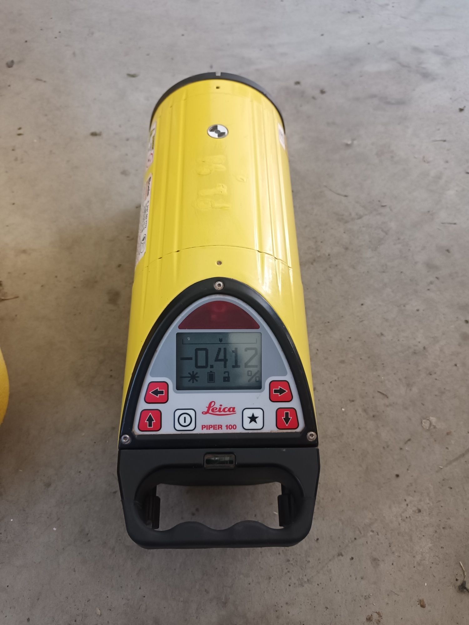 Laser  leica pipre 100 ,pentru canalizări cu lumina roșie