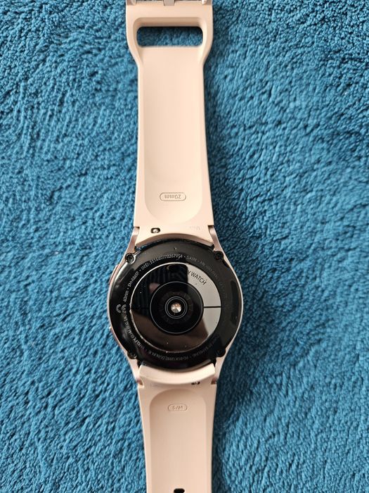 Смарт часовник Samsung Galaxy Watch4 40mm Pink Gold.