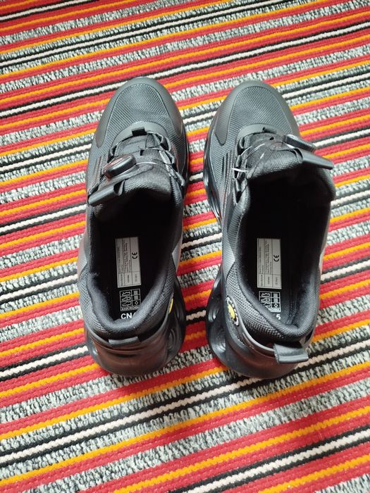 Adidasi bombeu muncă