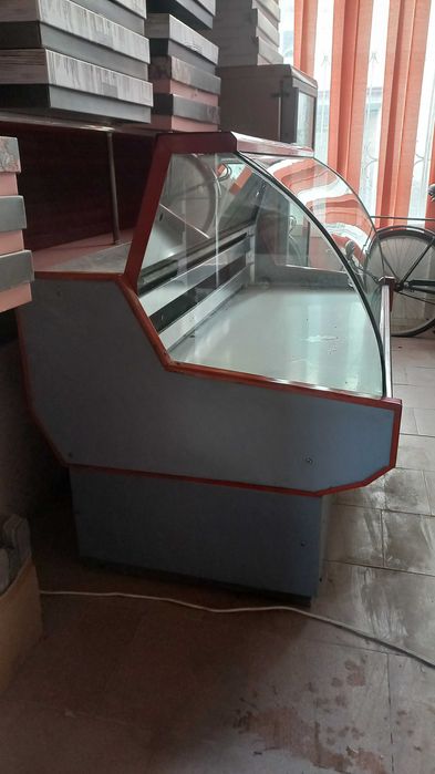 Витринный холодилник