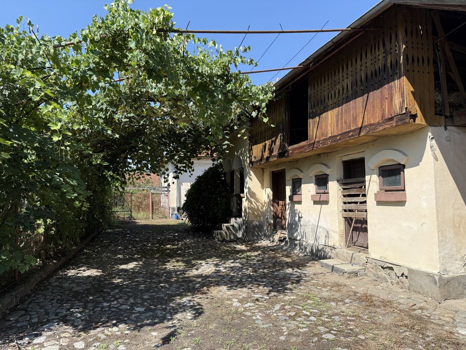 Vând grup de 2 case și teren 1254mp
